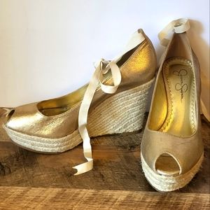 NWOT Jessica Simpson 8.5US Gold Wedge Platform Shoe for Holiday Christmas Party